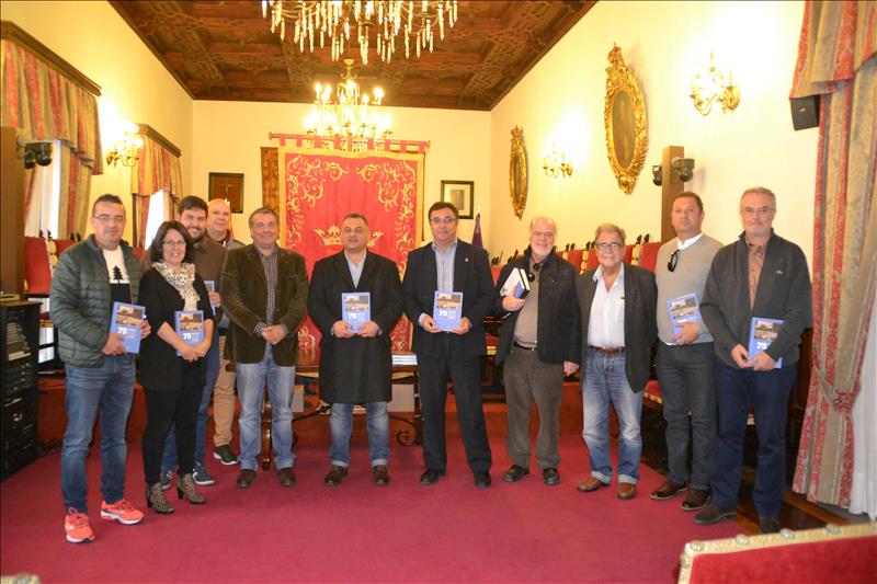 José Alberto Díaz recibe el libro ‘75 aniversario Federación Insular de Baloncesto de Tenerife (1941-2016). Apuntes para la historia’ 