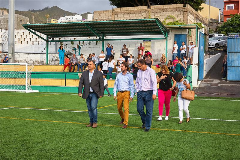 El Cabildo, el Ayuntamiento de La Laguna y la FTF finalizan las mejoras del césped de Valle de Guerra y Tejina