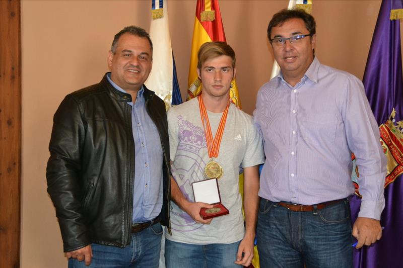 José Alberto Díaz felicita al atleta Edey Díaz por sus éxitos en el Campeonato de España de Atletismo Adaptado 