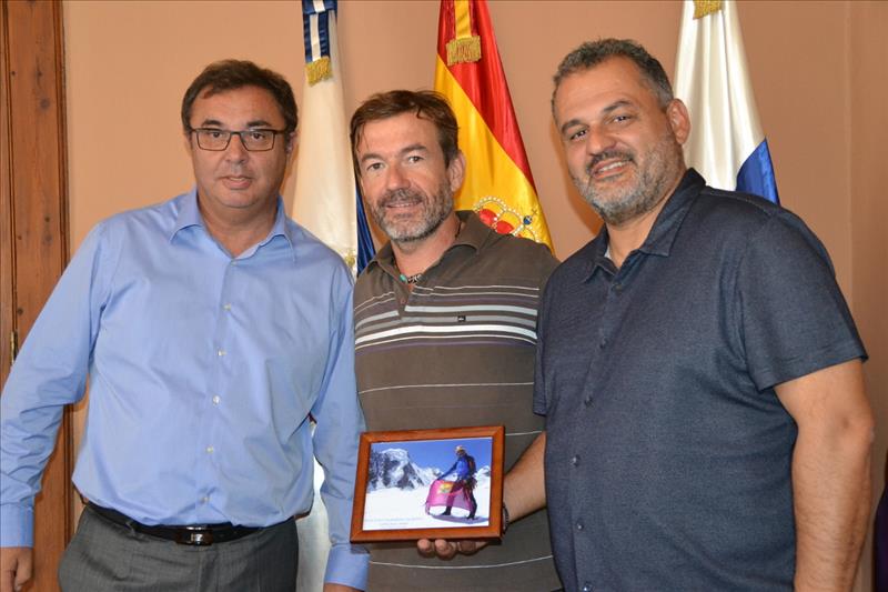 José Alberto Díaz recibe al alpinista Juan Diego Amador