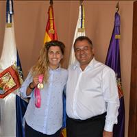 El alcalde de La Laguna felicita a la estrella de ‘La Rojita’ Natalia Ramos